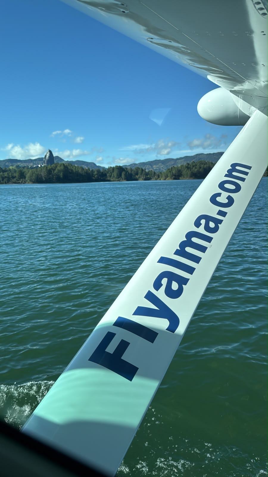 Foto real · Hidroavión en el embalse